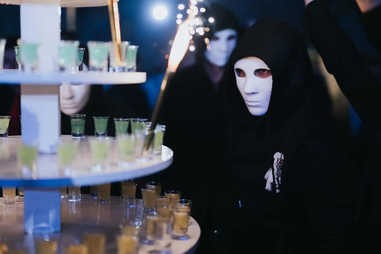 Bartenderi mascati cu tort de shoturi